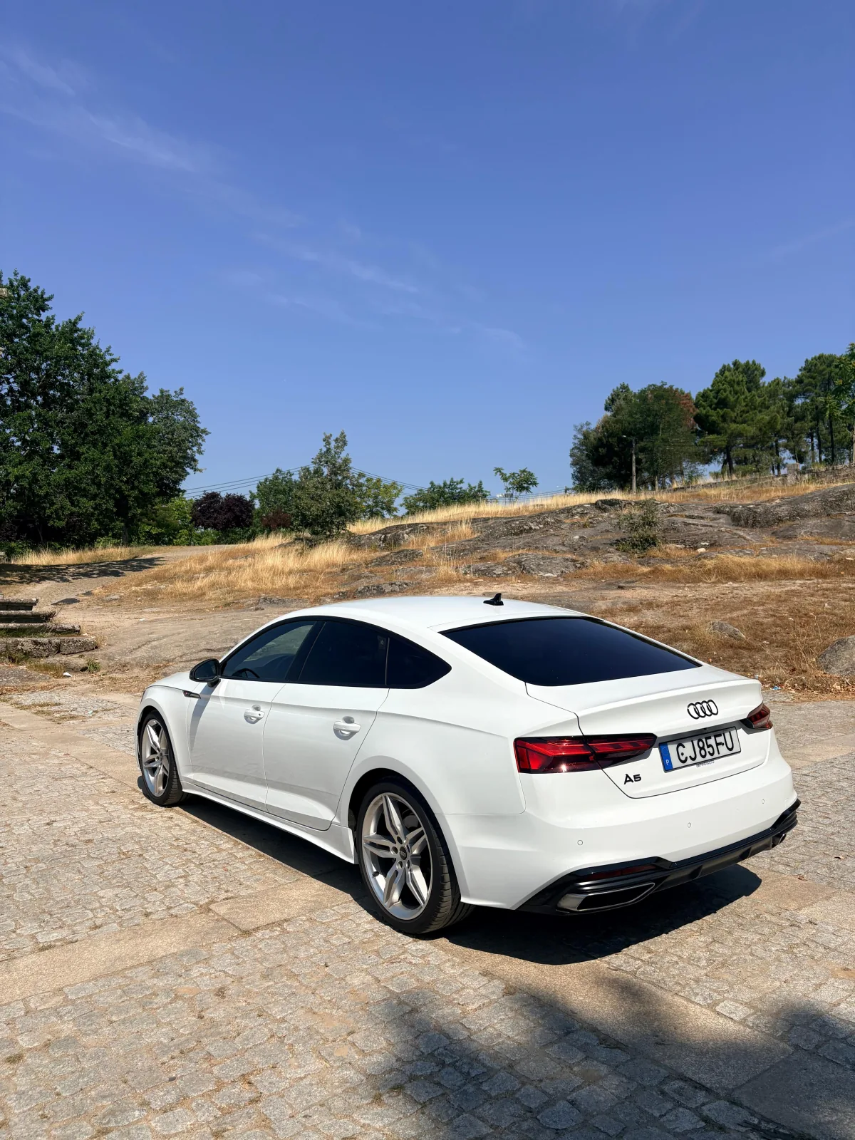 Audi A5 Sportback S line visto da traseira esquerda